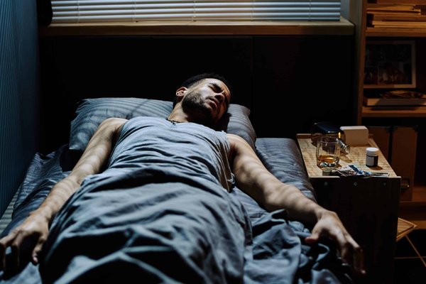 La paralysie du sommeil : quelles sont ses causes et manifestations ?
