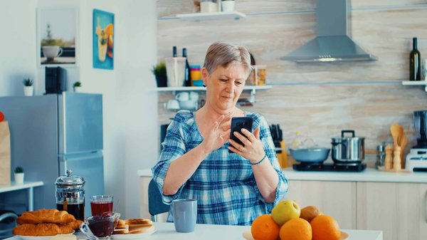 Comment simplifier l'utilisation des smartphones pour les seniors ?